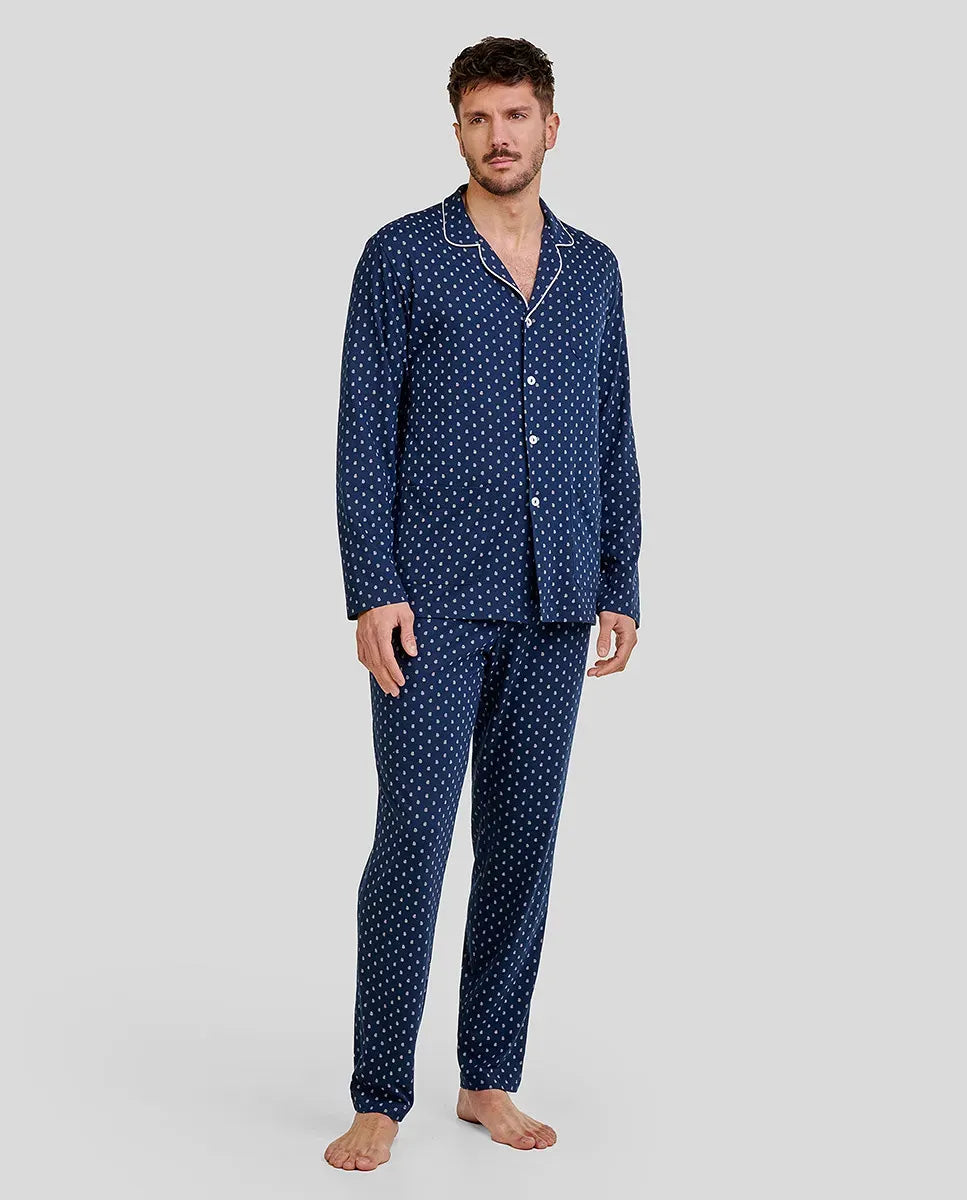 Hombre con pijama camisero largo de invierno azul marino estampado cachemires  y bolsillos