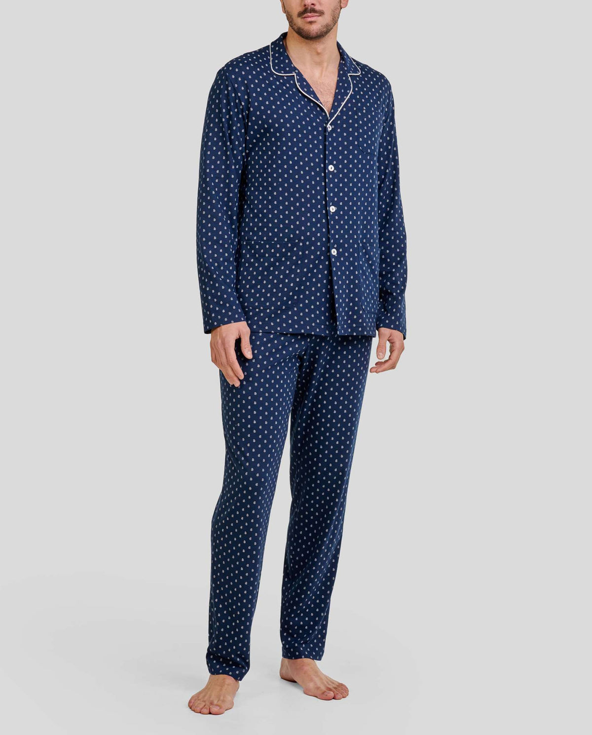 Hombre con pijama camisero largo de invierno azul marino estampado cachemires  y bolsillos