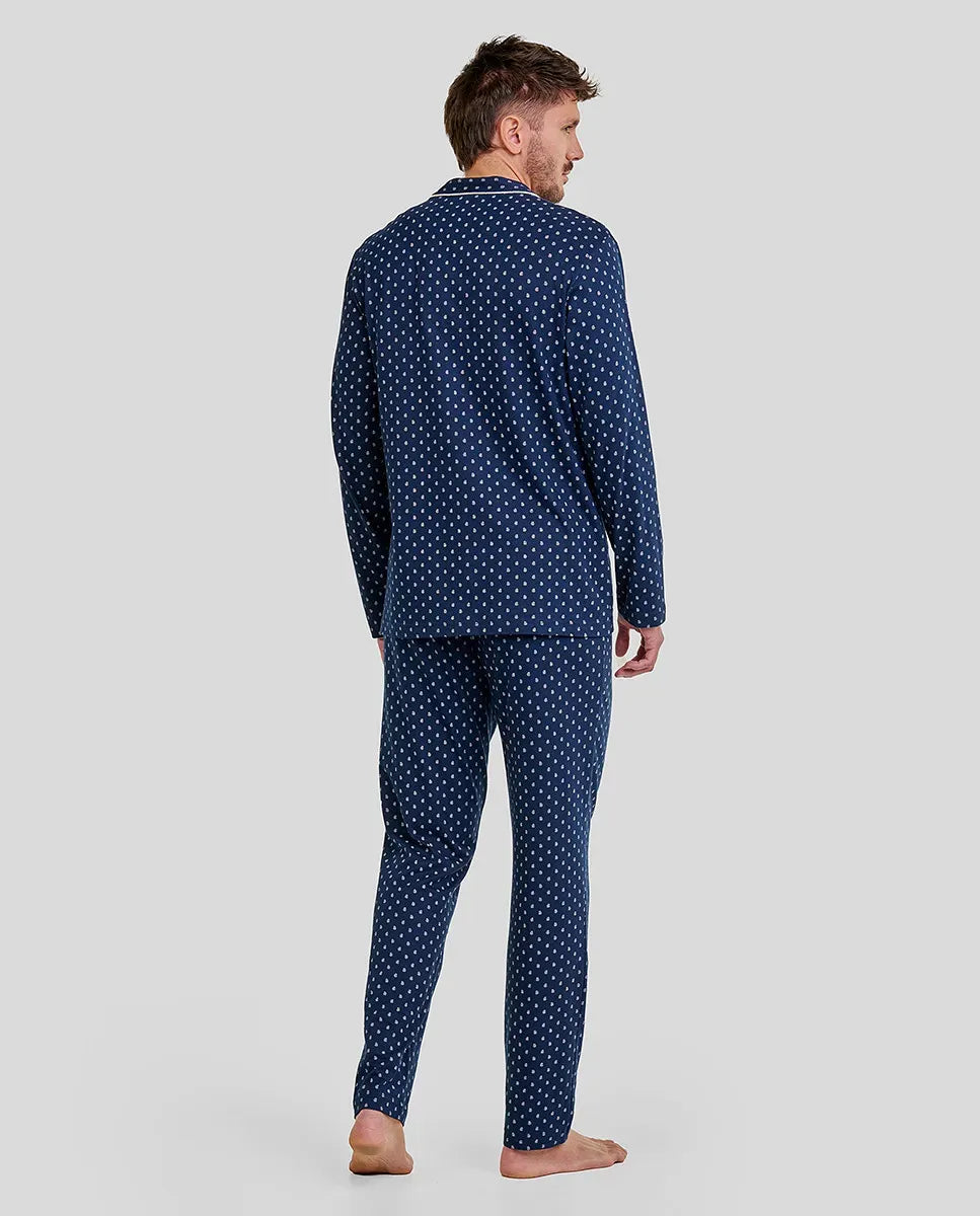 Hombre de espaldas con pijama largo de invierno azul marino