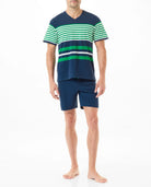 Vista trasera de hombre con pijama de verano corto azul marino a rayas verde