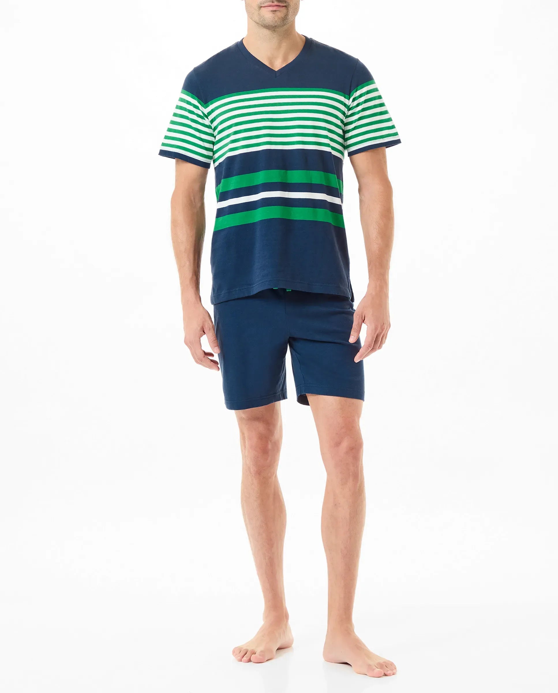 Vista trasera de hombre con pijama de verano corto azul marino a rayas verde