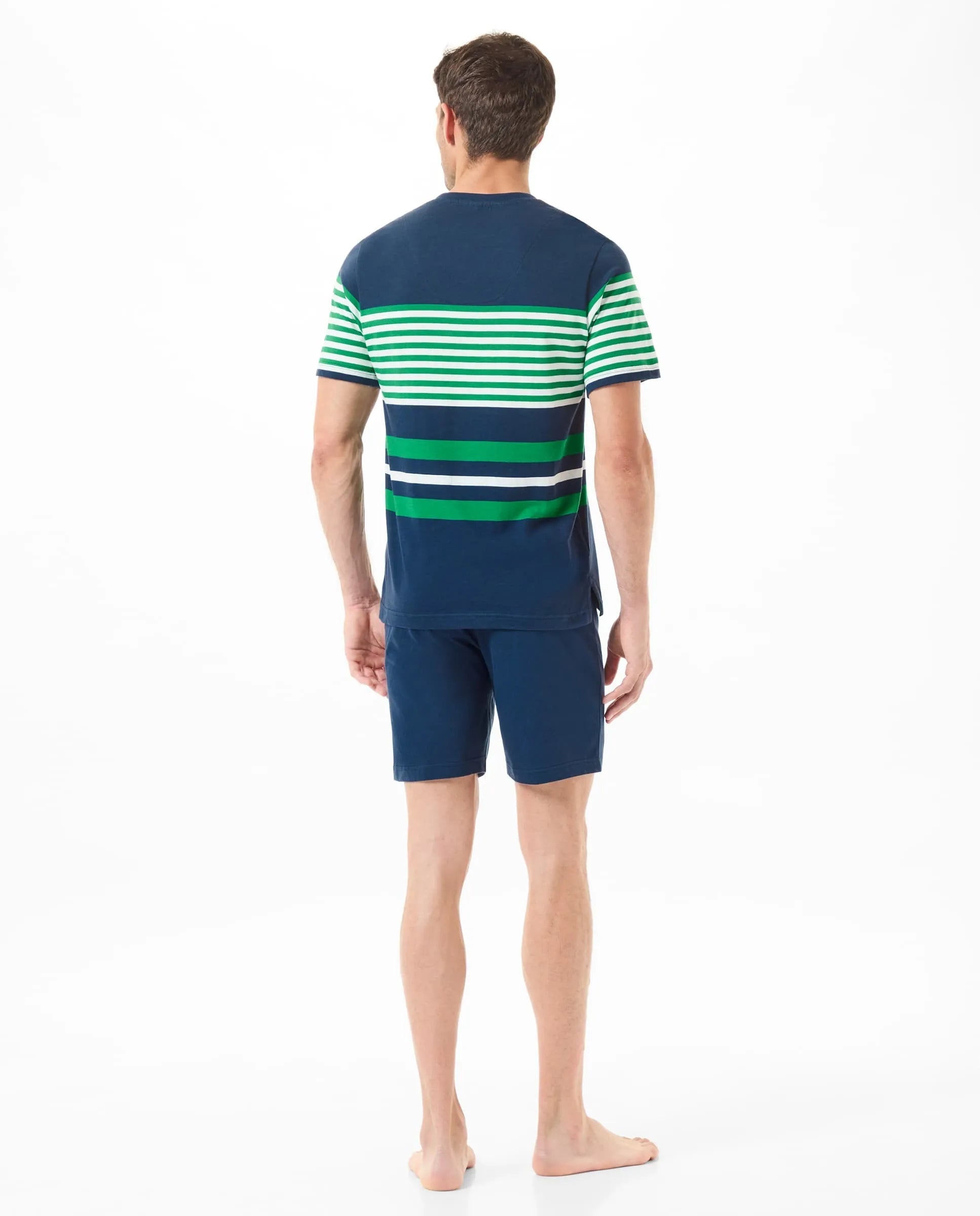 Hombre con camiseta de pijama de verano a rayas y pantalones cortos