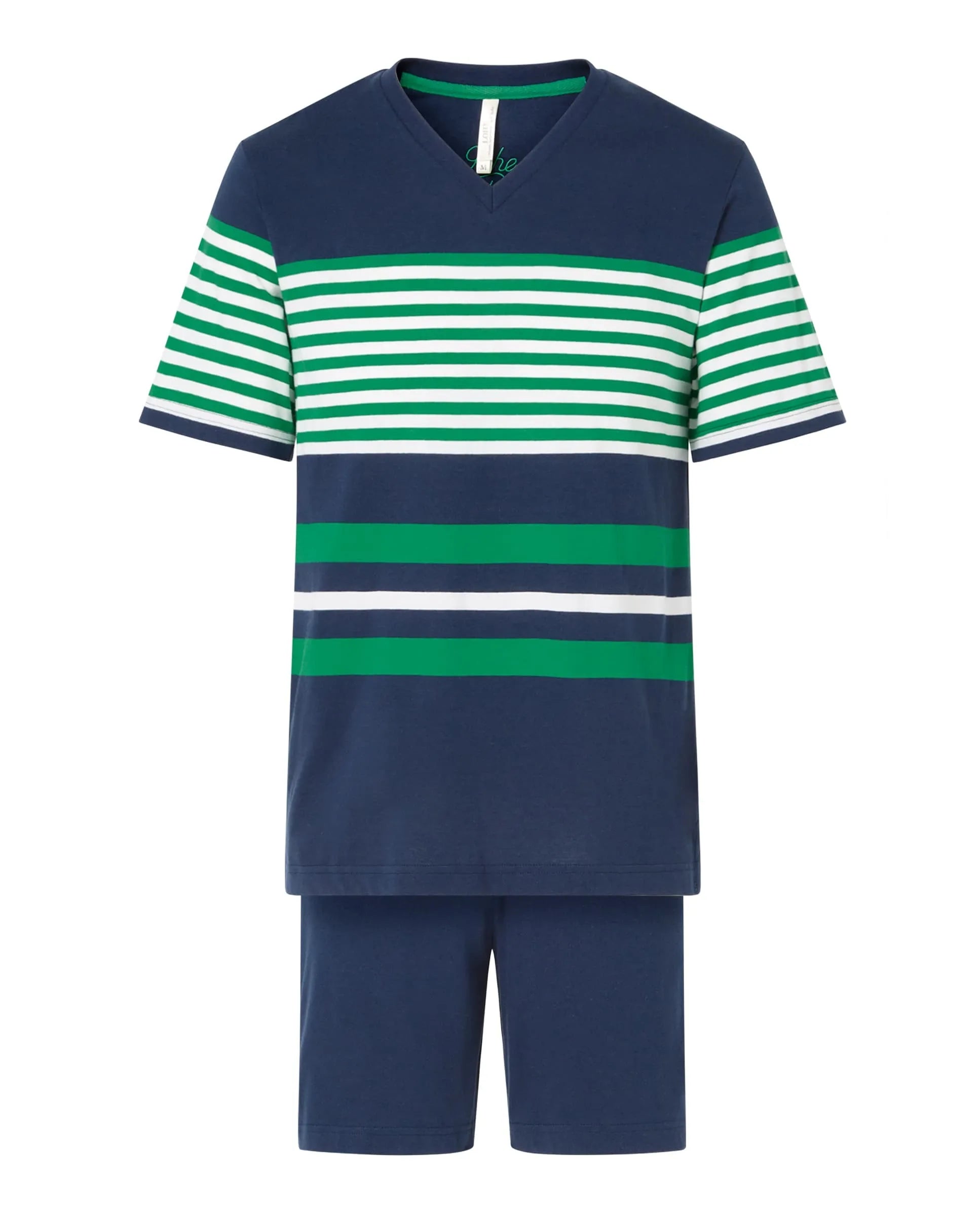 Hombre posa con pijama de verano de chaqueta abierta con botones y manga corta