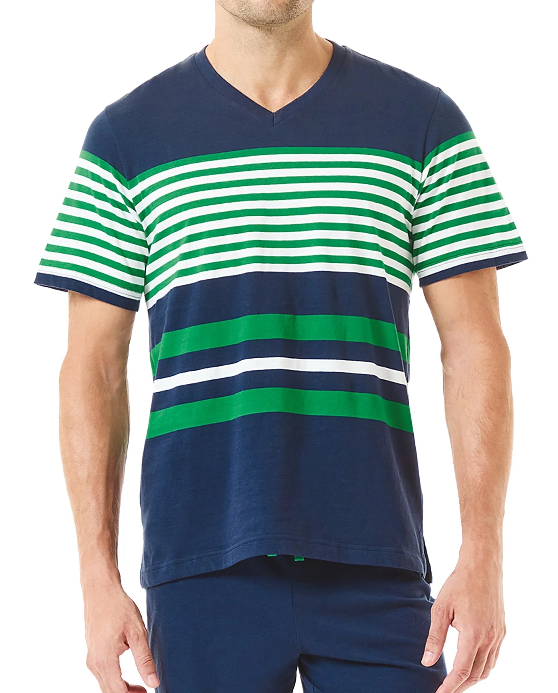 Hombre con camiseta de pijama de rayas grises y pantalones cortos para verano