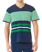 Hombre con camiseta de pijama de rayas grises y pantalones cortos para verano