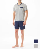 Hombre con pijama corto de verano con camiseta de pico marino y pantalón corto gris