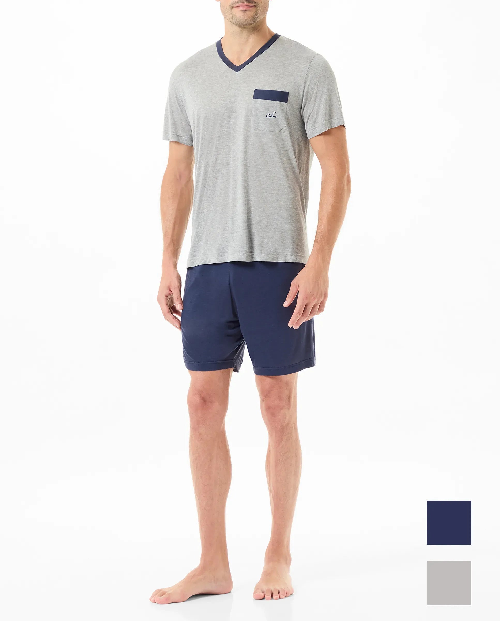Hombre con pijama corto de verano con camiseta de pico marino y pantalón corto gris