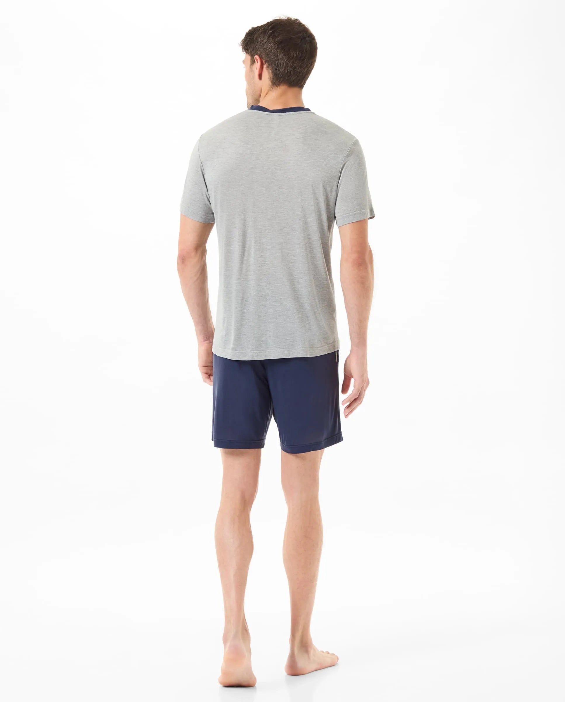 Pijama corto de hombre, tejido liso, chaqueta cuello pico manga corta gris, pantalón corto marino.