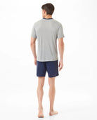 Pijama corto de hombre, tejido liso, chaqueta cuello pico manga corta gris, pantalón corto marino.