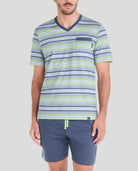 Hombre lleva camiseta de pijama corta de verano a rayas y pantalones cortos azules.