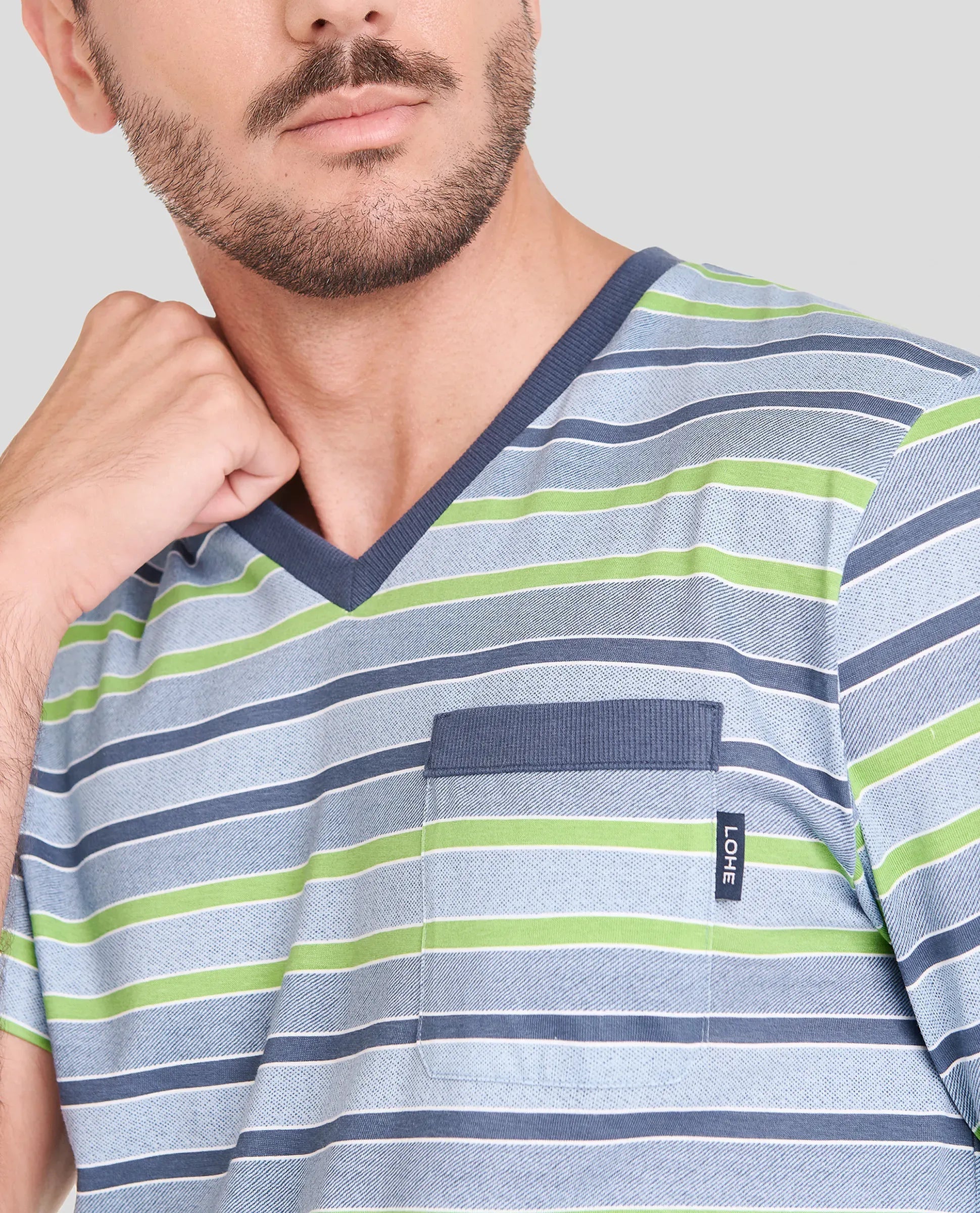 Pijama de caballero para verano de manga corta con estampado rayas, cuello pico y bolsillo pecho