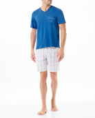 Vista trasera de hombre con conjunto de pijama corto de verano en azul y pantalón cuadros