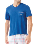 Hombre con camiseta de pijama de rayas grises y pantalones cortos para verano