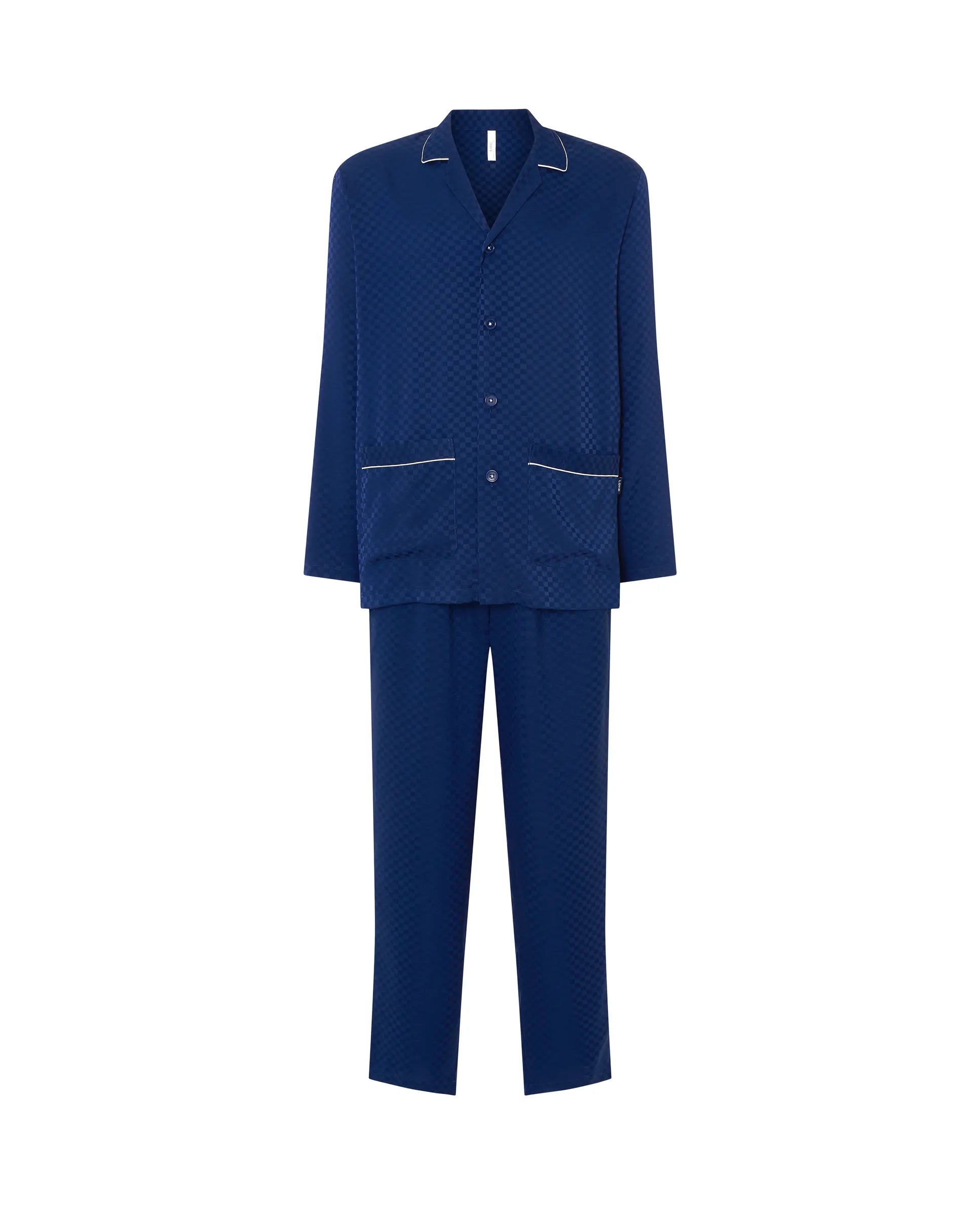 Primer plano del estampado de cuadros azules y los botones del pijama camisero de hombre Lohe.