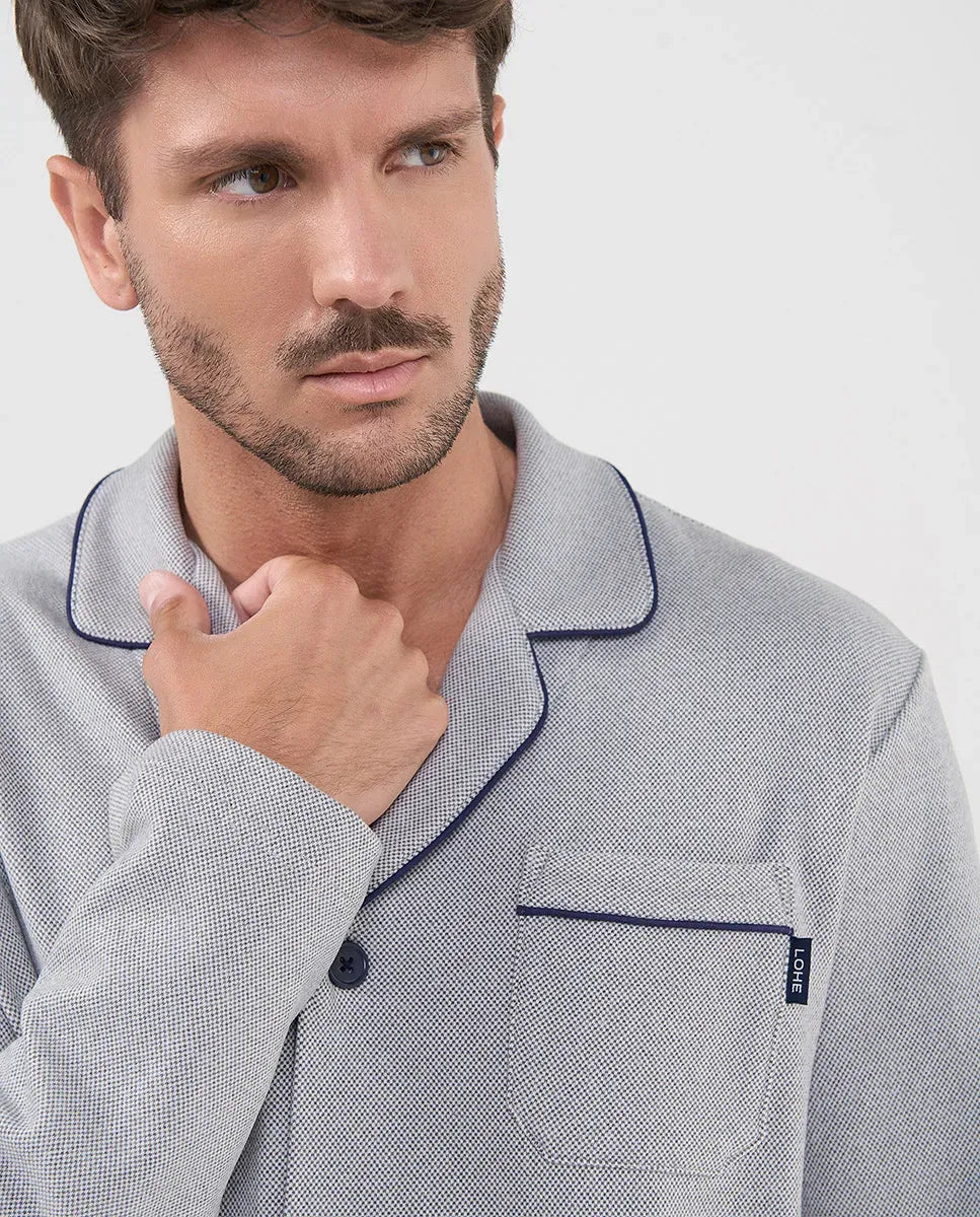 Detalle de cuello solapa con ribetes vivo negro en el pijama camisero de hombre para invierno