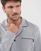Detalle de cuello solapa con ribetes vivo negro en el pijama camisero de hombre para invierno
