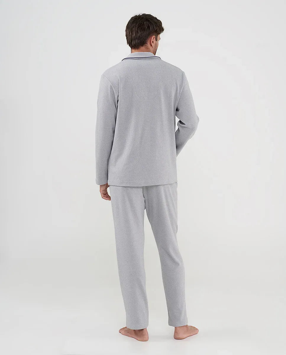 Hombre de espaldas luce un pijama gris claro de manga larga y pantalón para invierno