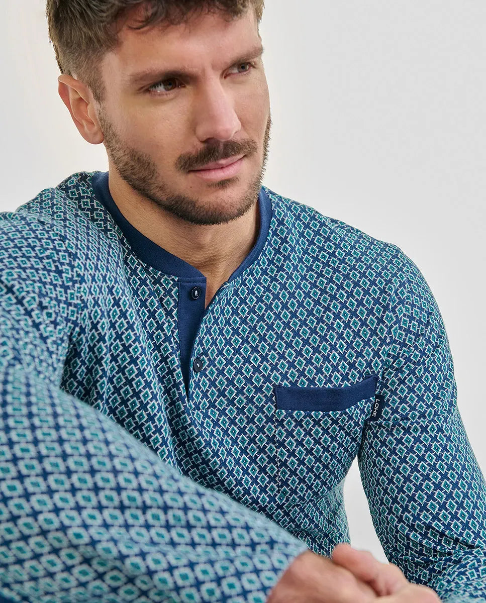 Detalle de top de pijama de caballero para invierno con cuello abierto abotonado y diseño estilo corbatero tonos azules