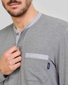 Vista de espaldas de pijama modal de hombre para invierno