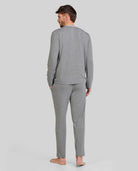 Pijama de hombre modal gris, cuello clásico con botones, mangas y pantalones largos, cintura ajustable y bolsillos laterales.