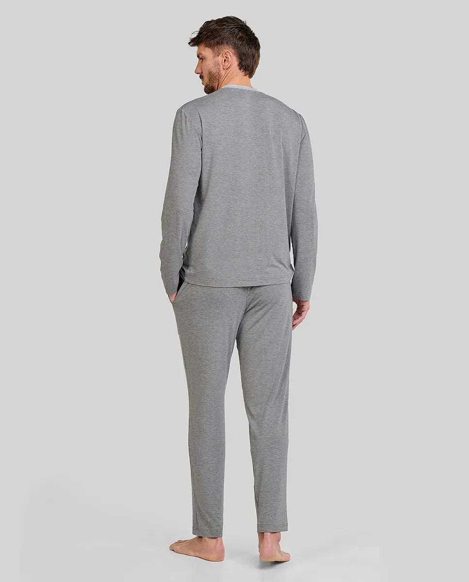 Pijama de hombre modal gris, cuello clásico con botones, mangas y pantalones largos, cintura ajustable y bolsillos laterales.
