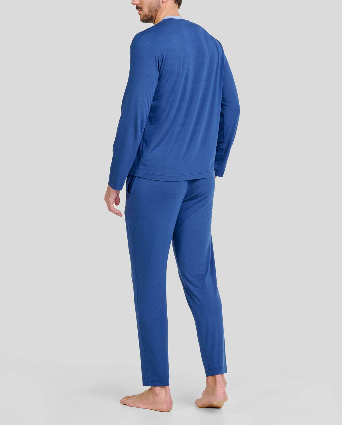Vista de espaldas de pijama modal azul marino de hombre para invierno