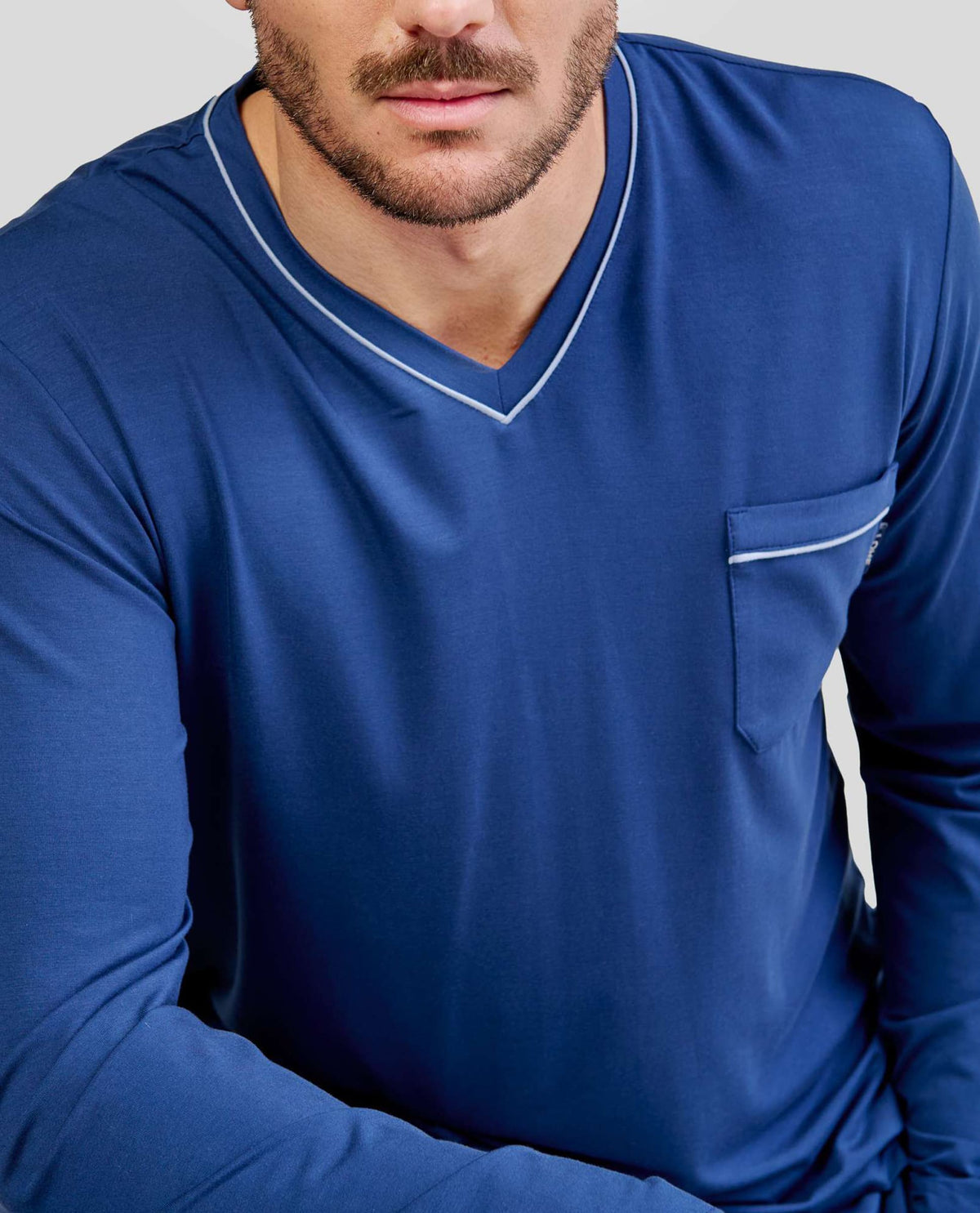 Detalle del cuello en pico del pijama azul de caballero en modal para invierno