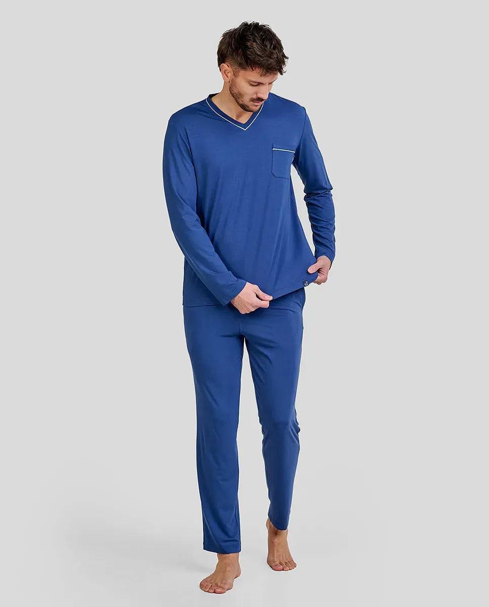 Detalle de top de pijama de caballero para invierno con cuello abierto abotonado y diseño estilo corbatero tonos azules