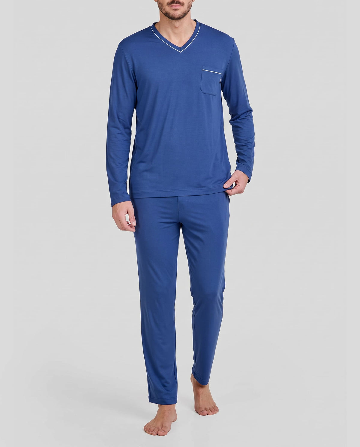 Hombre con pijama largo de invierno azul modal con cuello pico y bolsillos laterales.