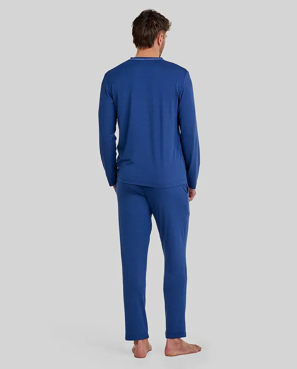 Detalle de cuello abierto con botones del pijama de modal gris para hombre