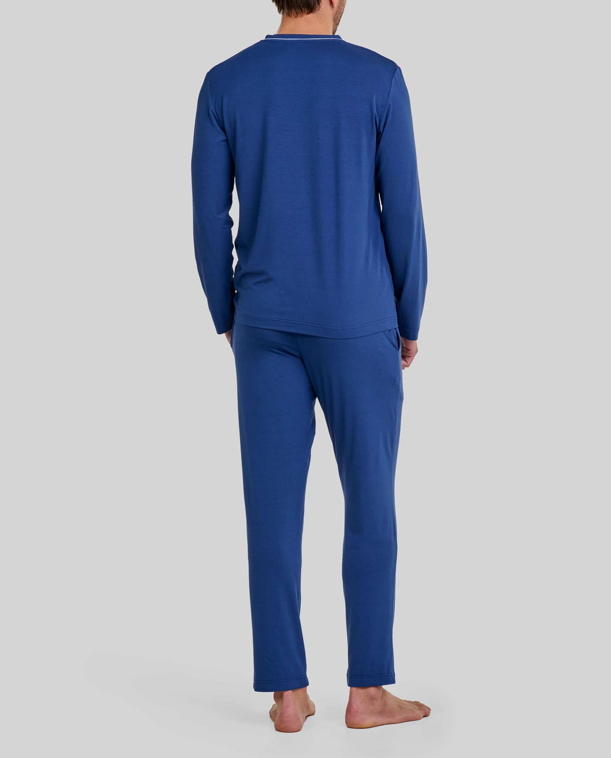 Hombre de espaldas con pijama largo de invierno modal gris