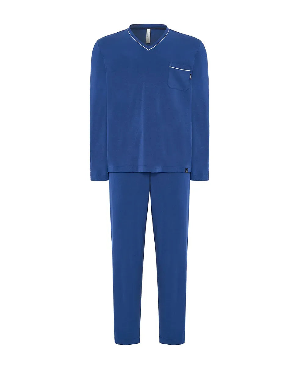 Hombre con bata corta de cuadros azul, rojo y blanco con cinturón y pijama azul