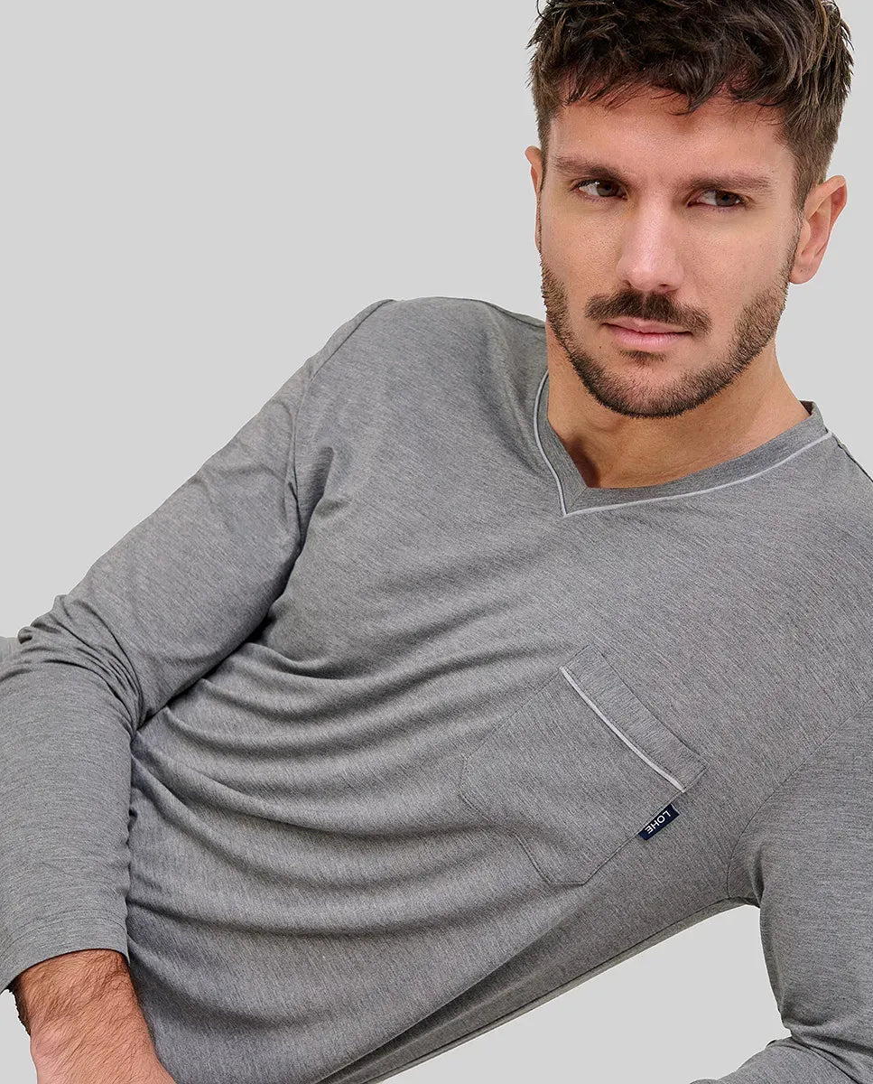 Hombre con pijama largo de invierno azul modal con cuello pico y bolsillos laterales.