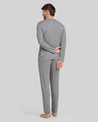Hombre de espaldas con pijama largo de invierno azul y bolsillos