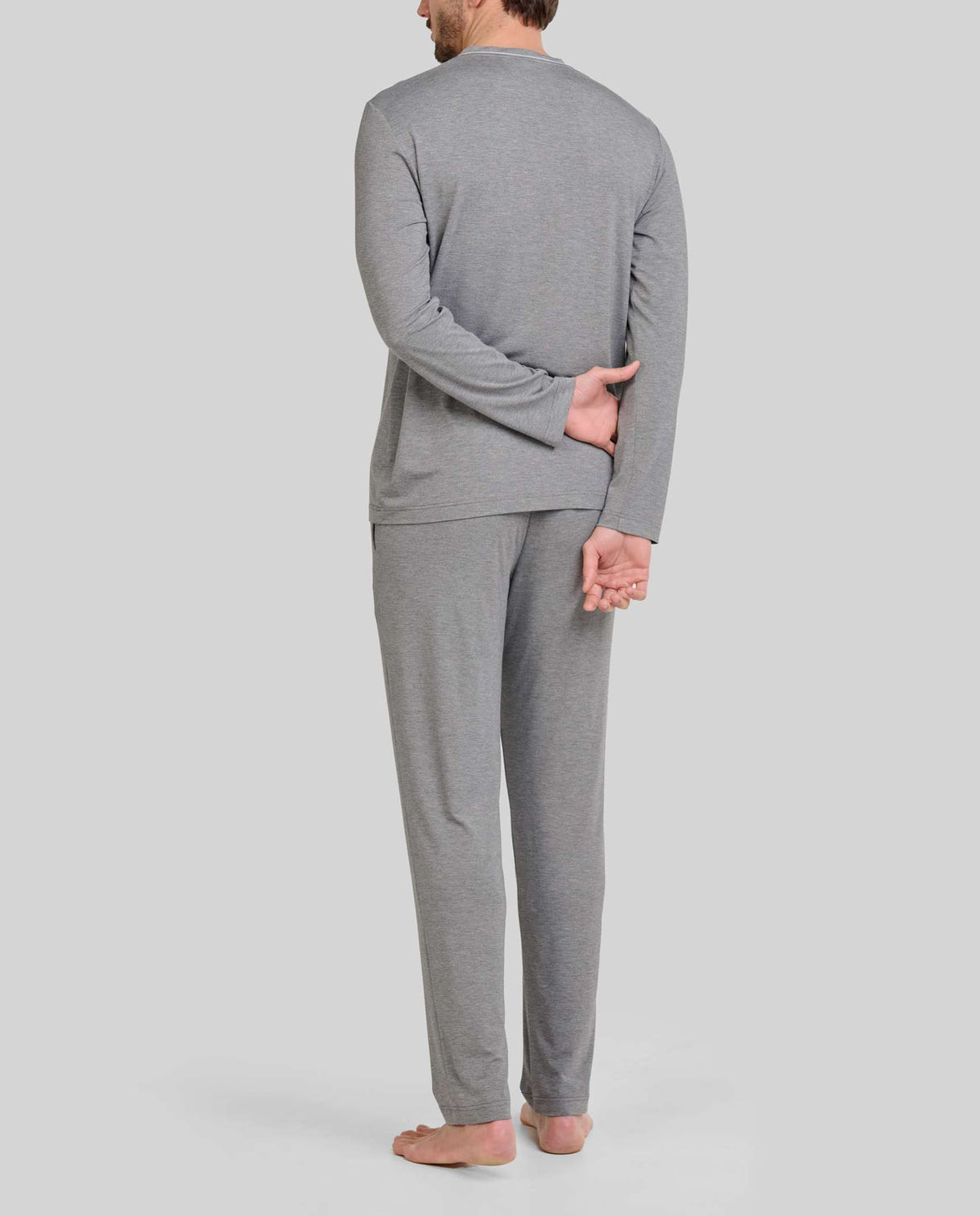Hombre de espaldas con pijama largo de invierno modal gris