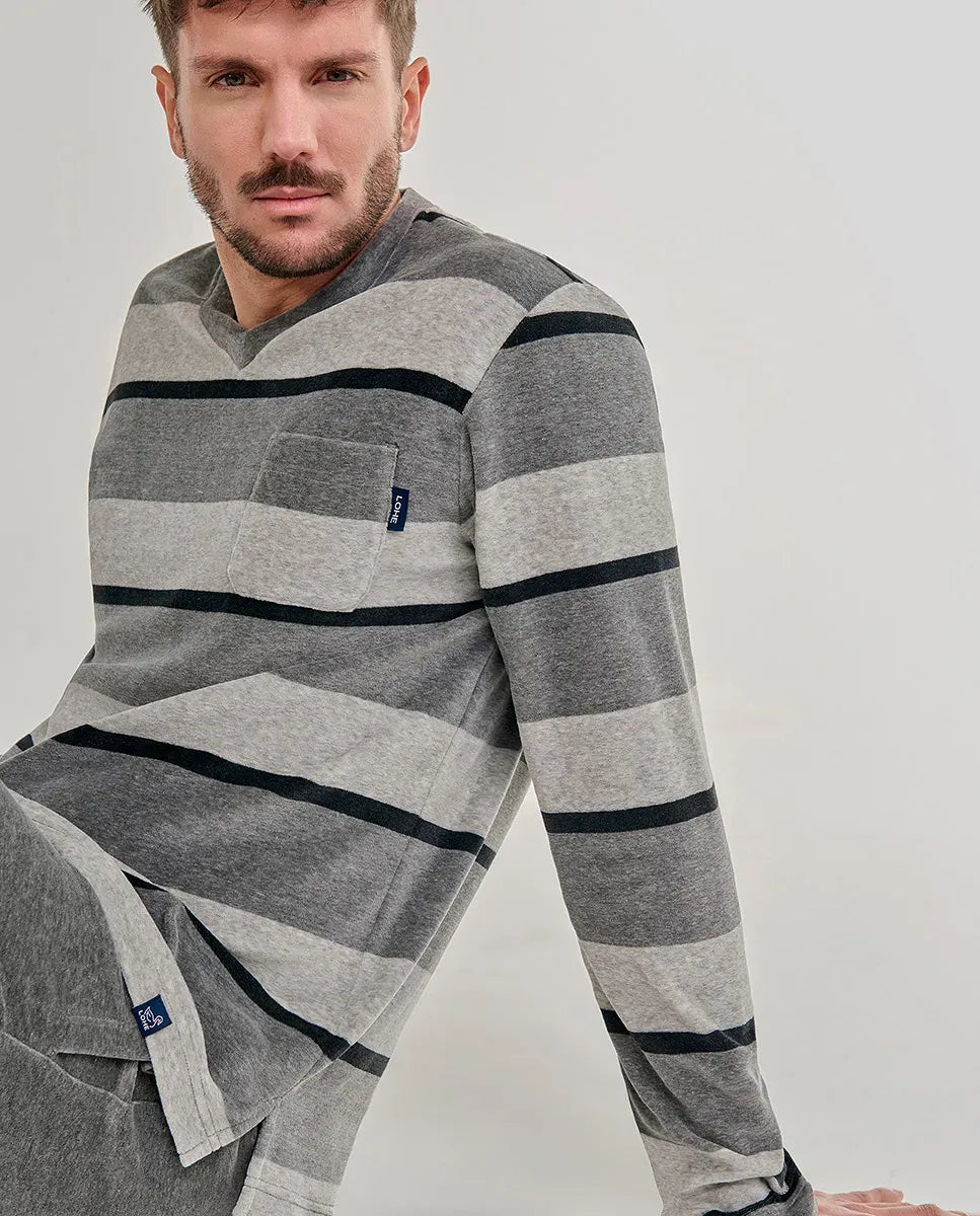 Detalle de chaquetilla de pijama de hombre de manga larga para invierno  terciopelo gris rayas