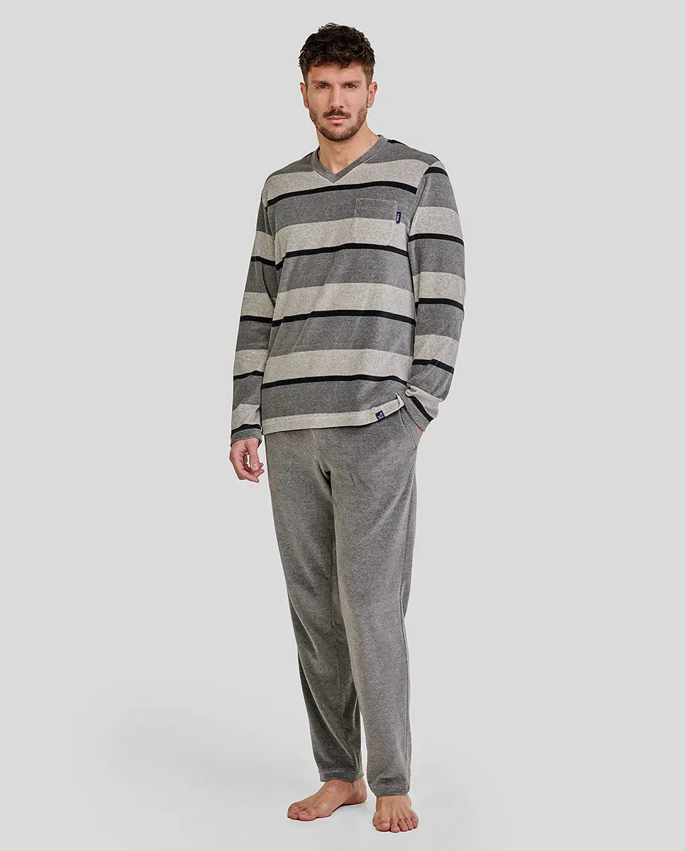 Hombre luce confortable pijama largo de invierno terciopelo gris rayas