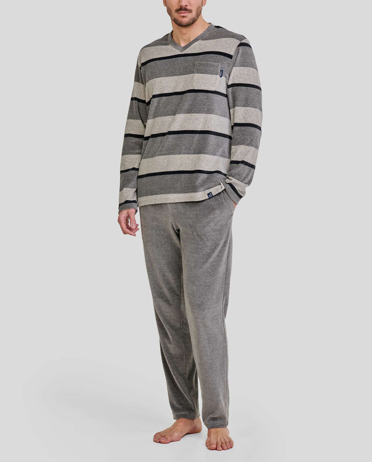 Hombre luce confortable pijama largo de invierno terciopelo gris rayas