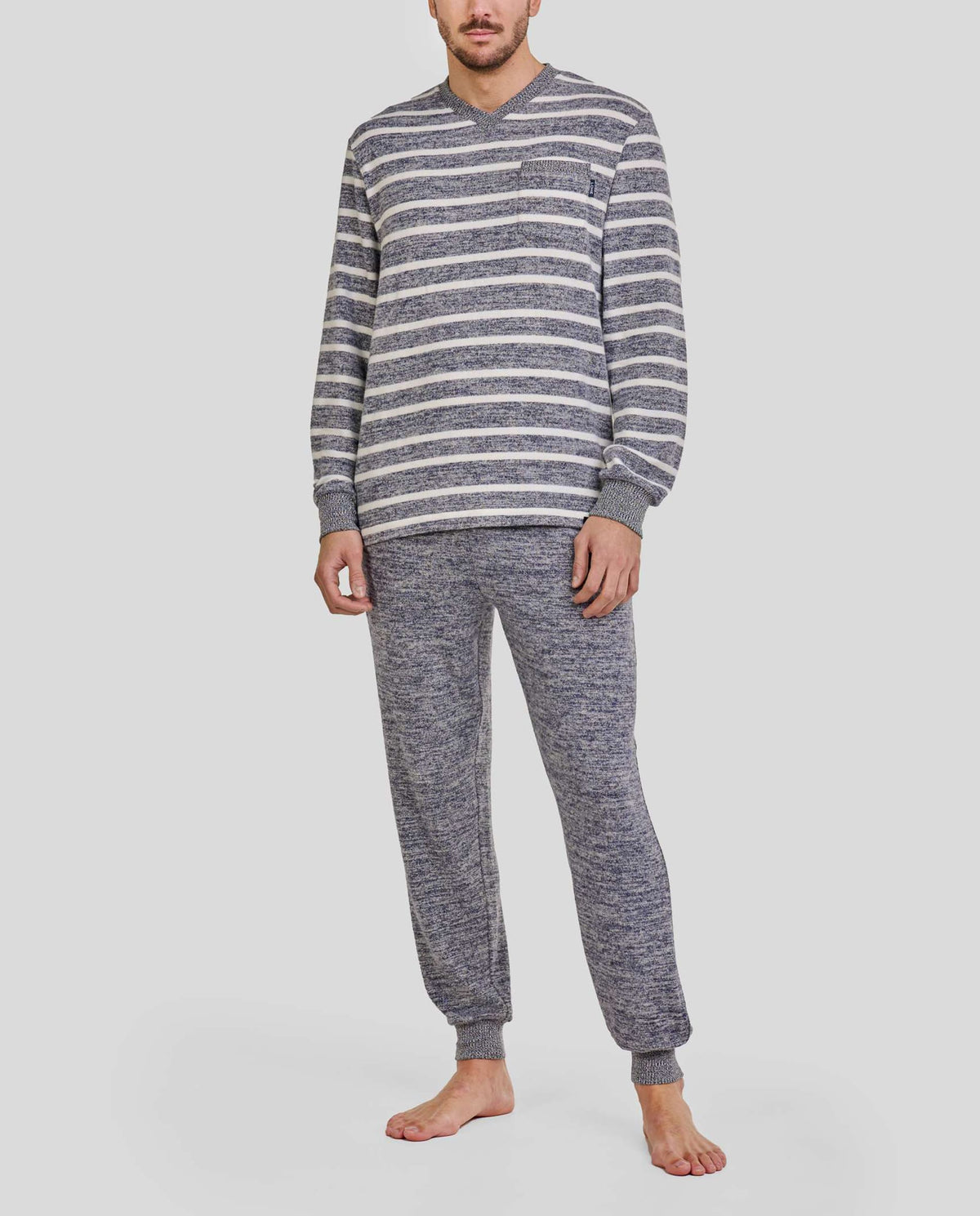 Hombre con agradable pijama largo de invierno melange rayas azules