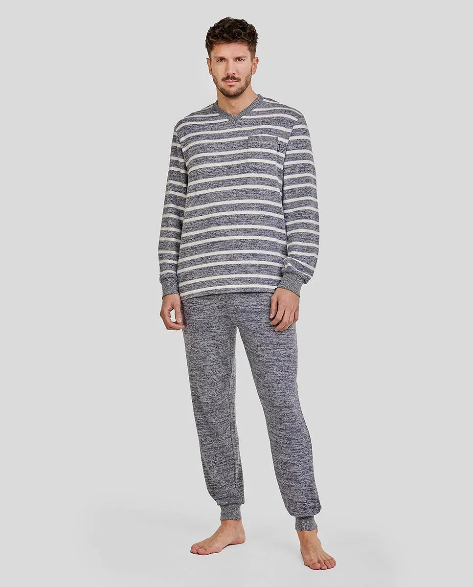 Hombre con agradable pijama largo de invierno melange rayas azules