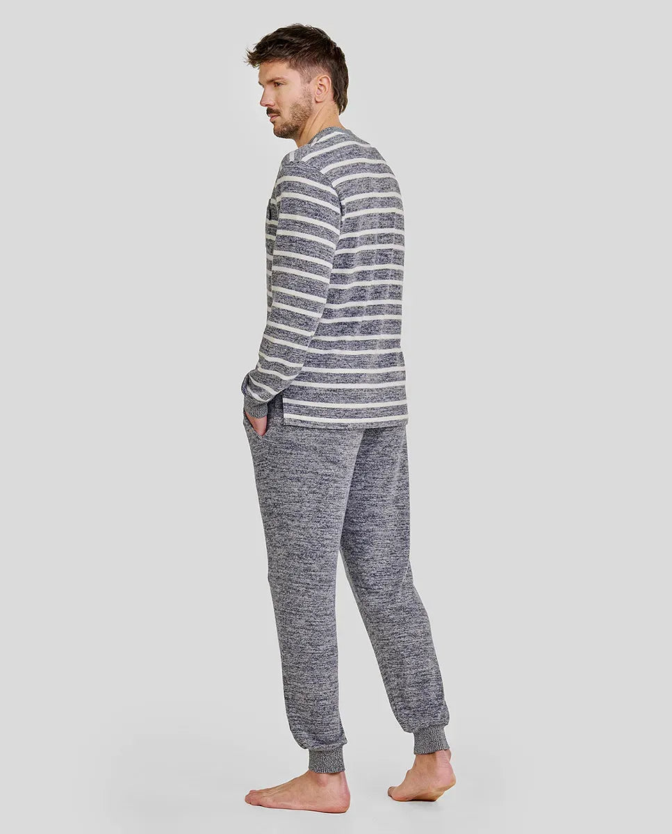 Hombre de espaldas con pijama de invierno melange rayas con bolsillos