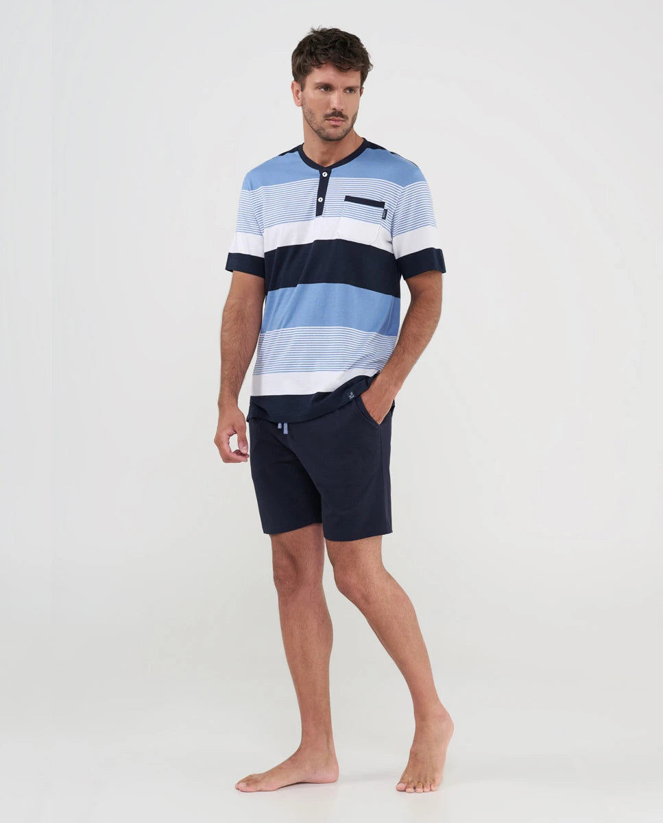 Hombre con pijama de verano de manga corta con top marino de rayas y pantalón corto liso con bolsillos