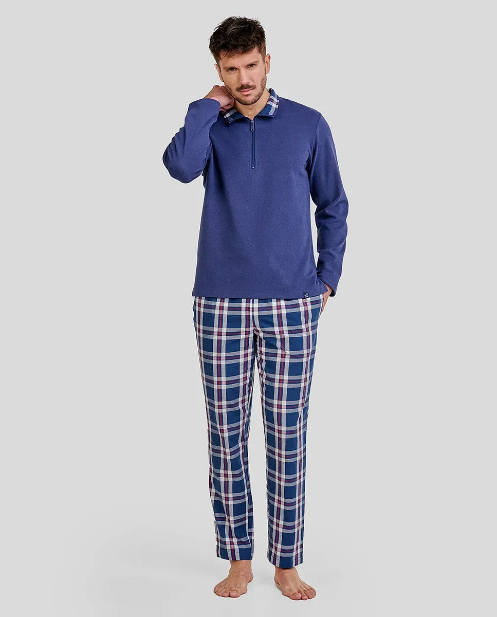 Hombre con pijama largo de invierno de chaquetilla azul con cuello cremallera y pantalón de cuadros con bolsillos