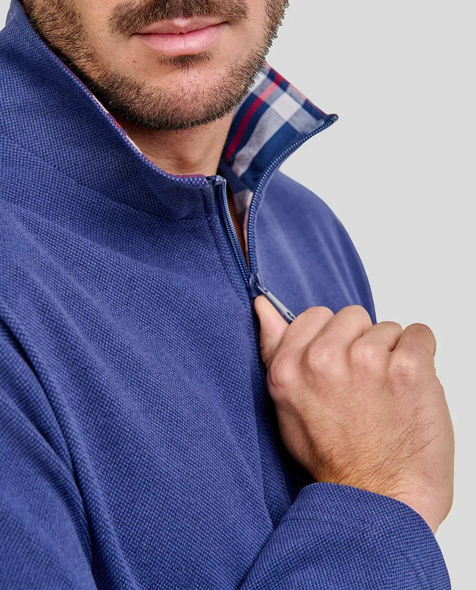 Detalle del cuello abierto con cremallera de la chaquetilla de pijama de hombre para invierno