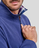 Detalle del cuello abierto con cremallera de la chaquetilla de pijama de hombre para invierno