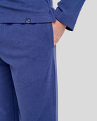 Detalle del bolsillo de pantalón de pijama de caballero azul marino para invierno