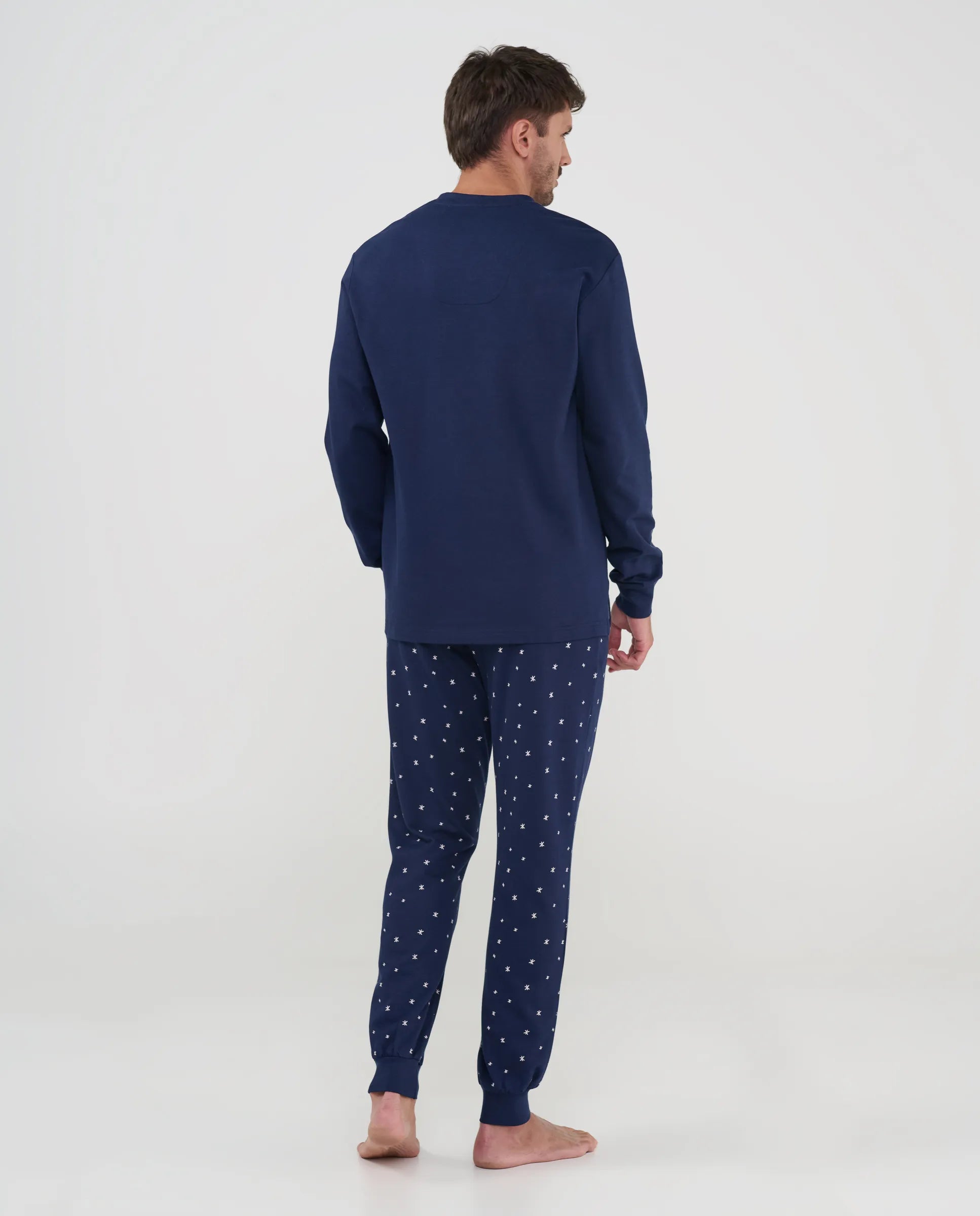 Pijama de invierno para hombre, vista trasera mostrando el pantalón largo con estampado de estrellas.
