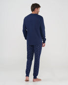 Pijama de invierno para hombre, vista trasera mostrando el pantalón largo con estampado de estrellas.
