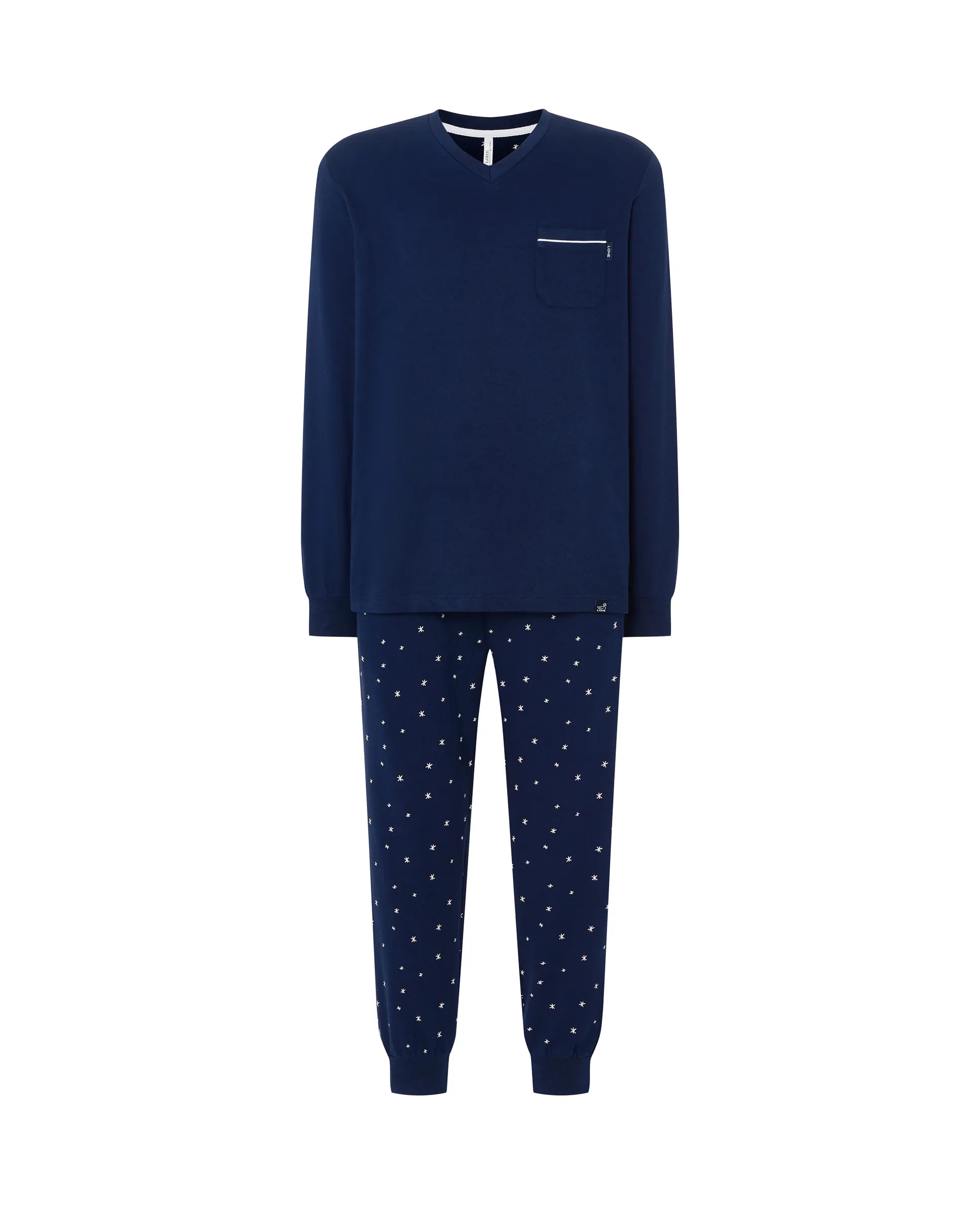 Conjunto de pijama largo de invierno para hombre, marino con estrellas, sobre fondo neutro.