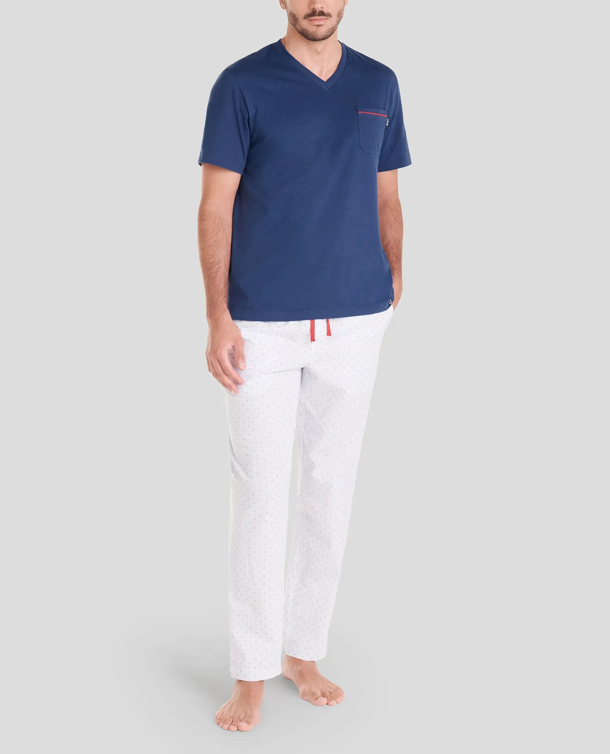 Detalle de pantalón largo de verano plumeti a rayas con bolsillos y cintura ajustable